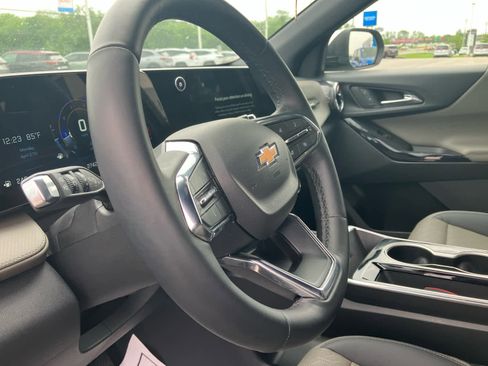 Used 2025 Chevrolet Equinox LT w/ Convenience Package II FWD image 9