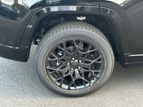 New 2025 Jeep Grand Cherokee Summit image 17