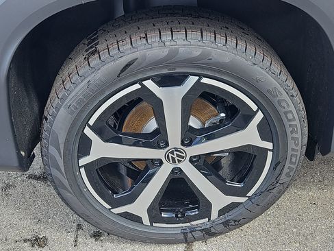 New 2026 Volkswagen Tiguan SE image 3