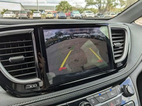 Used 2025 Chrysler Pacifica Limited image 30