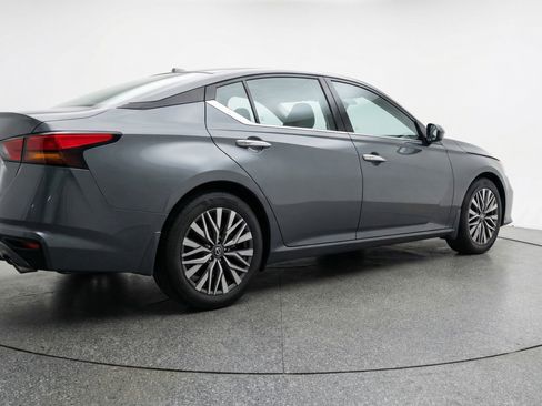 Used 2025 Nissan Altima 2.5 SV image 9