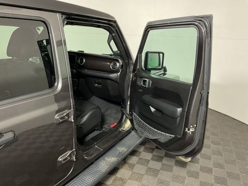 Used 2020 Jeep Wrangler Unlimited Sahara image 32