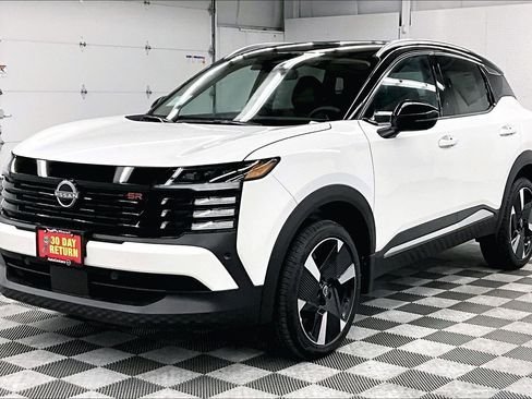 New 2026 Nissan Kicks SR w/ SR Premium Package FWD image 3