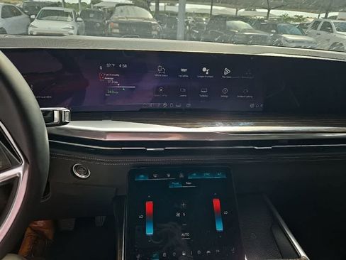 Used 2025 Cadillac Escalade Premium Luxury AWD/4WD image 18