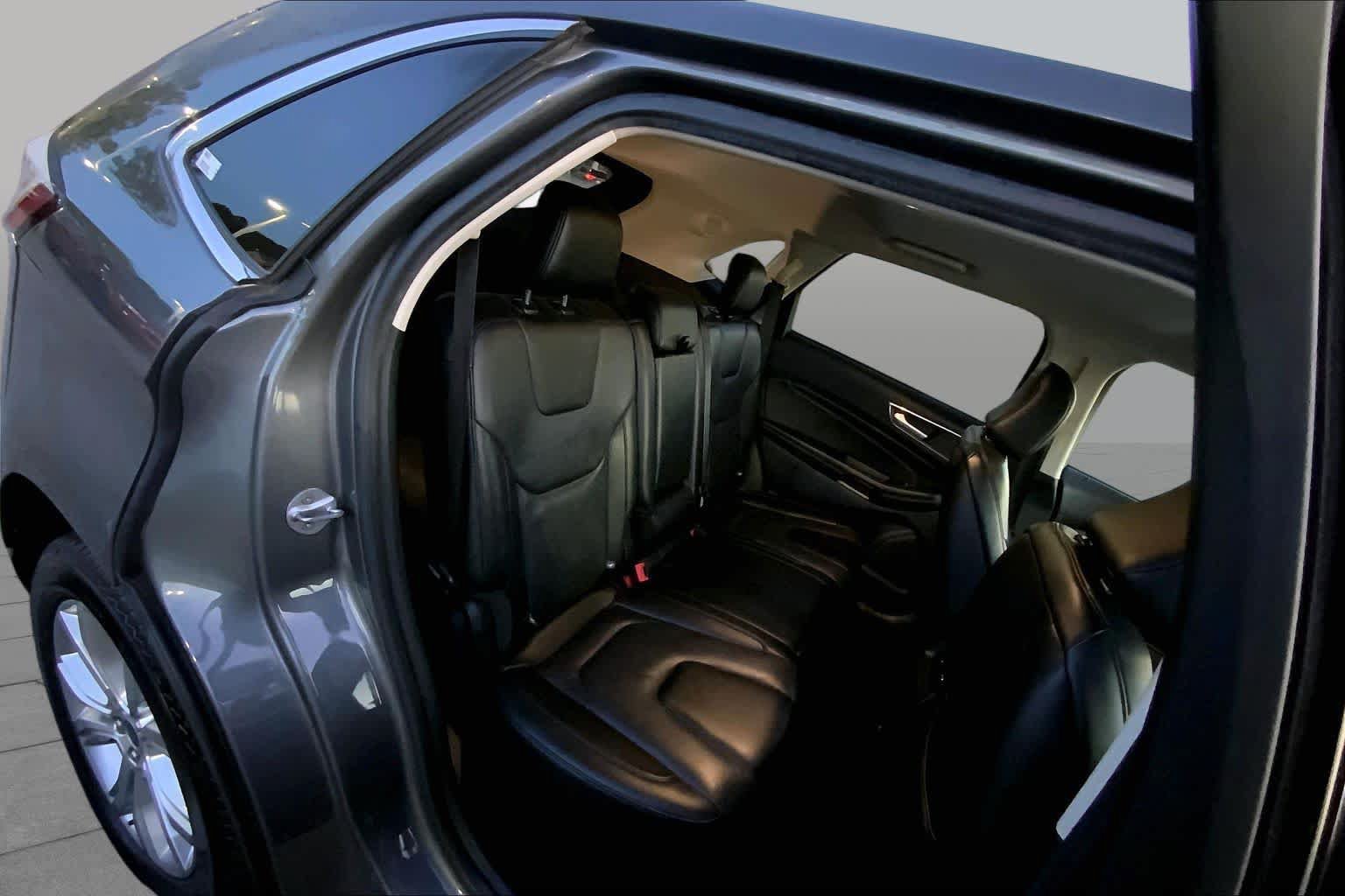 Used 2022 Ford Edge Titanium AWD/4WD image 17