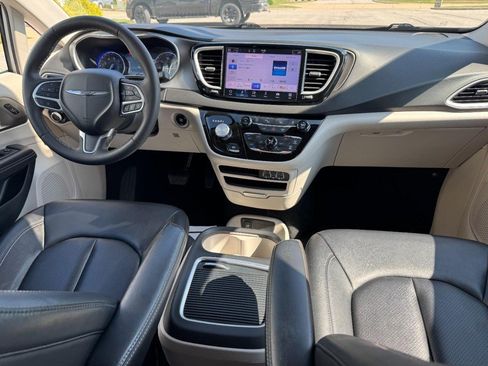 Used 2024 Chrysler Pacifica Touring-L FWD image 14