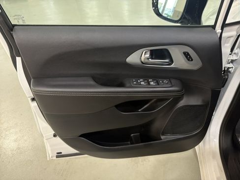 Used 2026 Chrysler Pacifica Limited FWD image 18