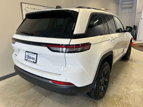 New 2026 Jeep Grand Cherokee Altitude AWD/4WD image 30