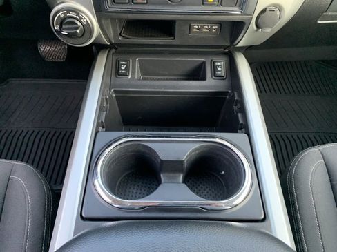 Used 2019 Nissan Titan SV w/ SV Convenience Package image 29