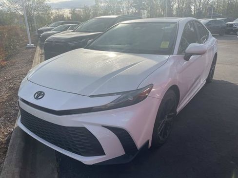 Used 2025 Toyota Camry SE w/ Convenience Package image 1