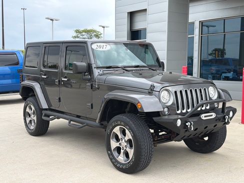 Used 2017 Jeep Wrangler Unlimited Sahara w/ Connectivity Group AWD/4WD image 2