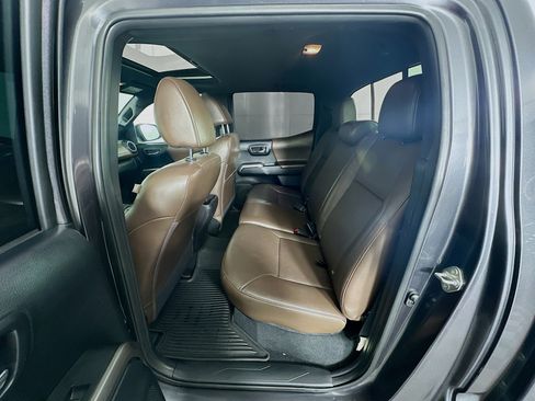 Used 2016 Toyota Tacoma Limited image 27