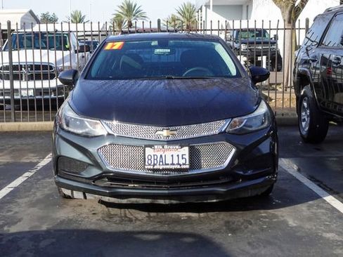 Used 2017 Chevrolet Cruze LT image 2