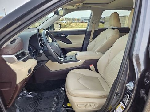 Used 2021 Toyota Highlander XLE image 12