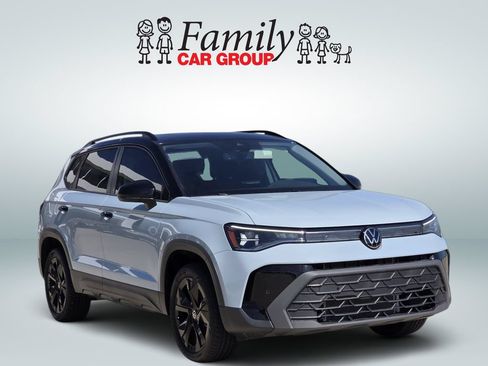 Used 2025 Volkswagen Taos SE FWD image 2