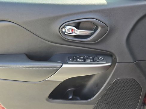 Used 2020 Jeep Cherokee Latitude Plus image 30