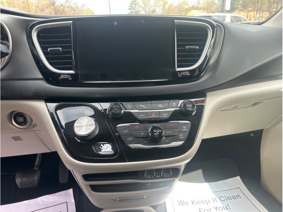 Used 2022 Chrysler Pacifica Touring-L FWD image 15