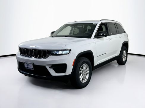 Used 2023 Jeep Grand Cherokee Laredo image 1