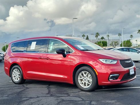 Used 2024 Chrysler Pacifica Touring-L image 34