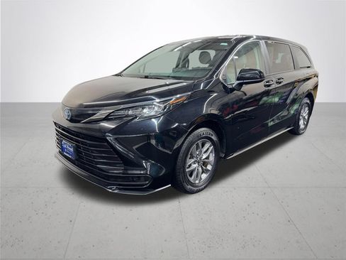 Used 2024 Toyota Sienna LE AWD/4WD image 2