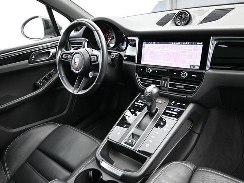 Used 2025 Porsche Macan image 30