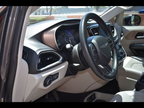 Used 2021 Chrysler Voyager Lxi FWD image 14