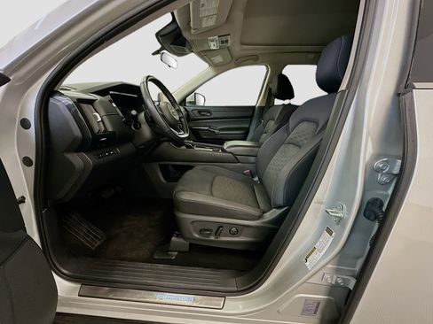 Used 2023 Nissan Pathfinder SV w/ SV Premium Package image 13