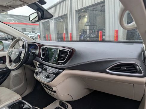 Used 2020 Chrysler Pacifica Limited FWD image 13