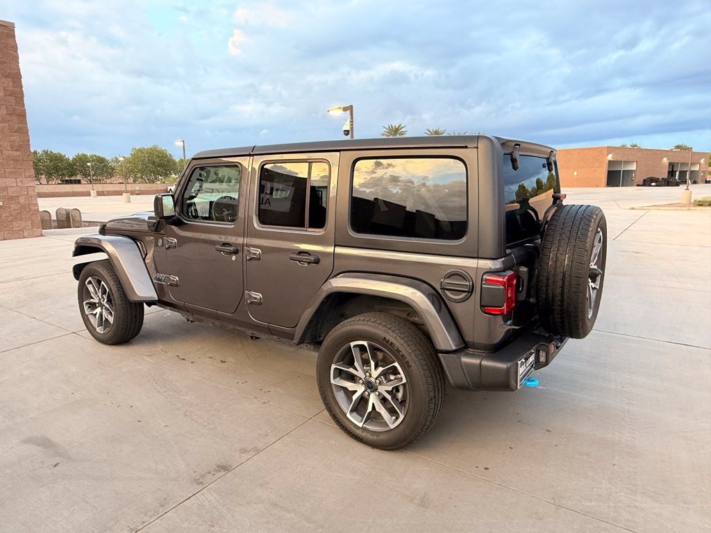 Used 2024 Jeep Wrangler Unlimited w/ Convenience Group AWD/4WD image 10