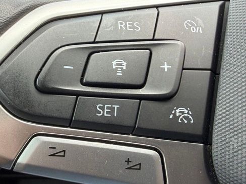 Used 2023 Volkswagen Tiguan SE w/ Panoramic Sunroof Package FWD image 15