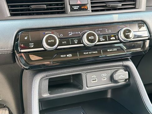 Used 2025 Honda Pilot Touring image 16