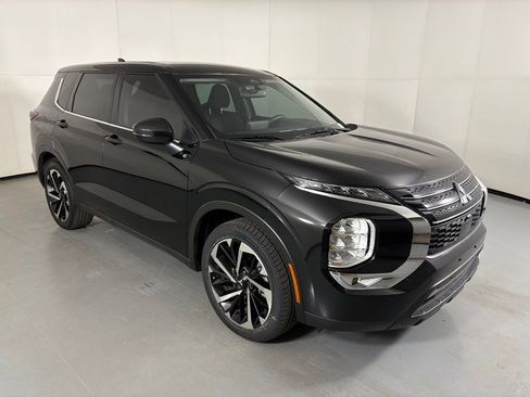 Used 2022 Mitsubishi Outlander ES image 2