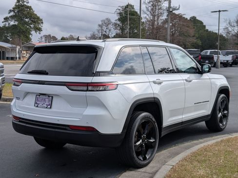 Used 2023 Jeep Grand Cherokee Altitude image 5