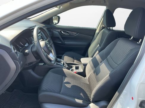 Used 2018 Nissan Rogue SV image 11