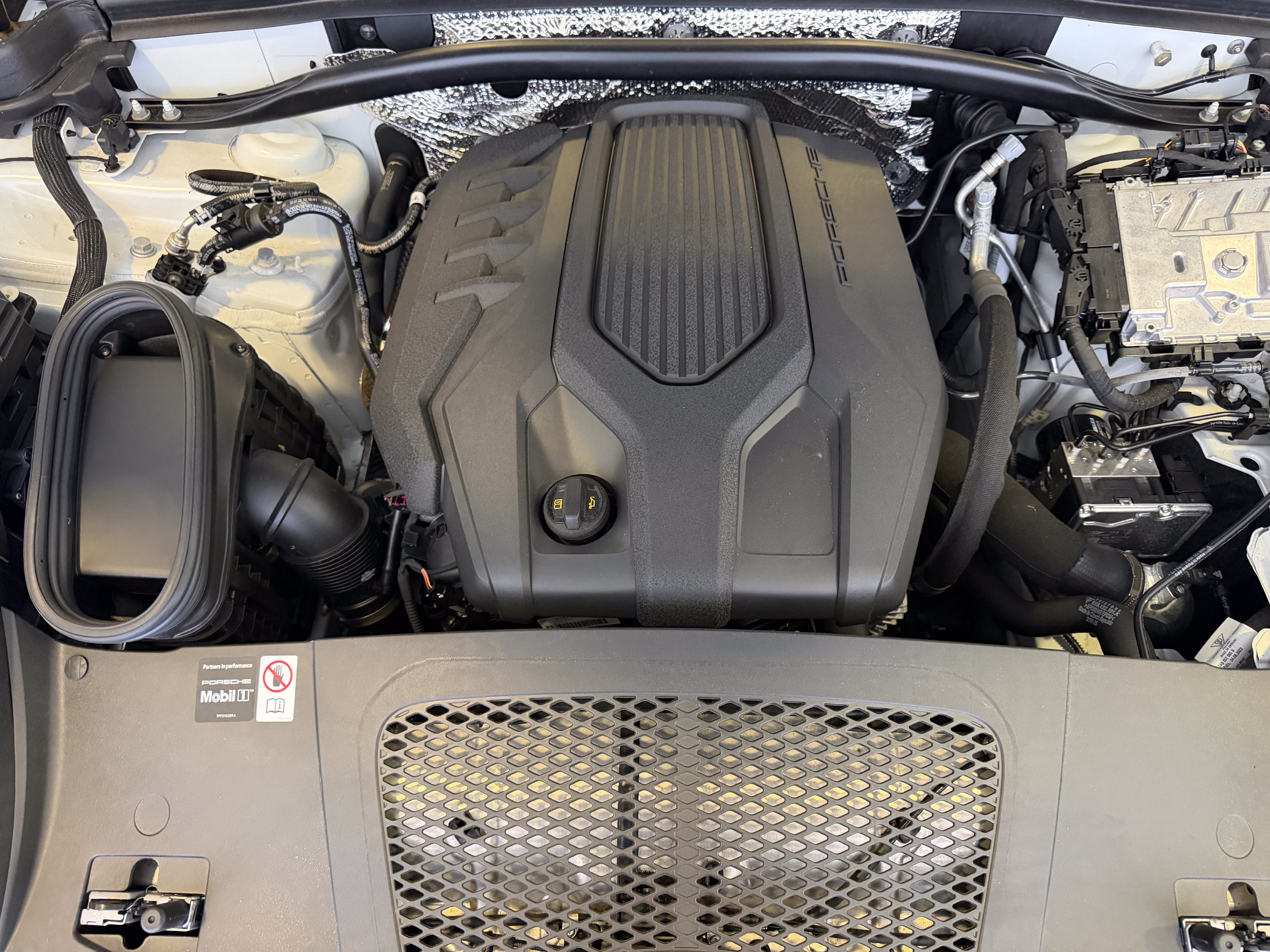 Certified 2026 Porsche Macan Turbo AWD/4WD image 27
