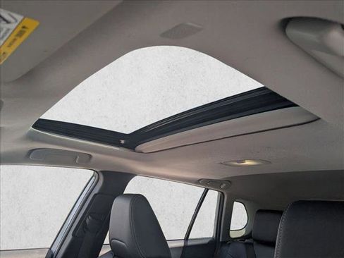 Used 2022 Toyota Corolla Cross XLE image 15