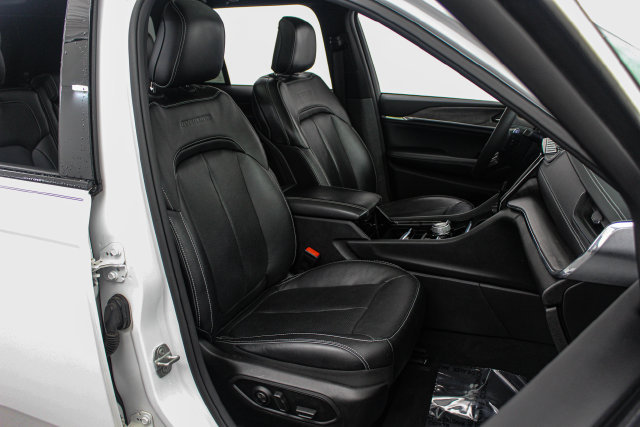 Used 2023 Jeep Grand Cherokee Overland AWD/4WD image 18