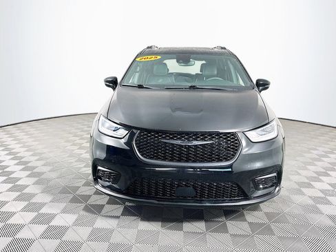 Used 2025 Chrysler Pacifica Limited image 4