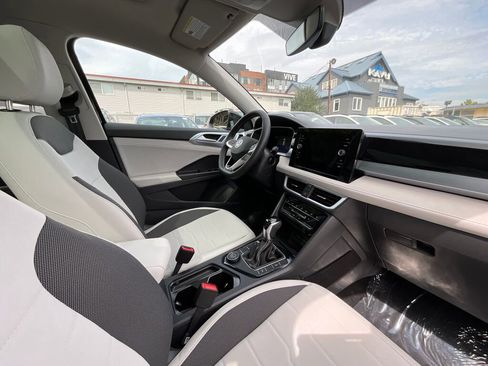 New 2025 Volkswagen Taos SE image 17