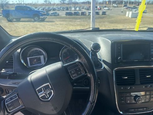 Used 2016 Dodge Grand Caravan SXT image 6