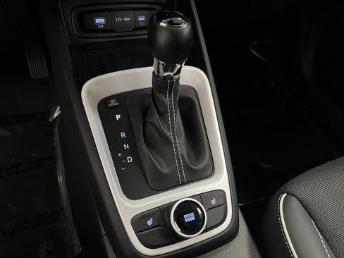 Used 2025 Hyundai Venue Limited image 17