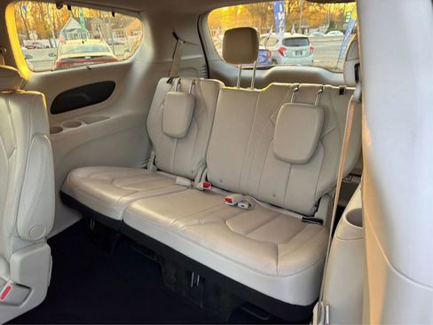 Used 2017 Chrysler Pacifica Touring-L w/ Tire & Wheel Group image 32