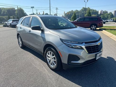 Used 2024 Chevrolet Equinox LS w/ LS Convenience Package FWD image 2