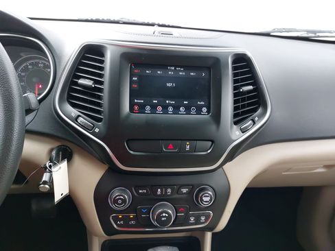 Used 2021 Jeep Cherokee Latitude FWD image 21