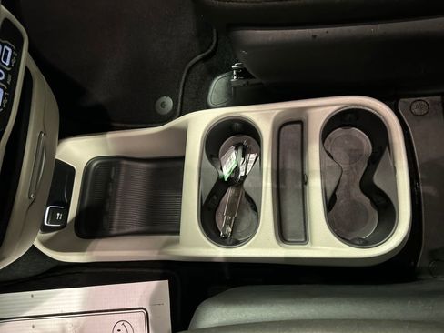 Used 2024 Chrysler Voyager LX image 21