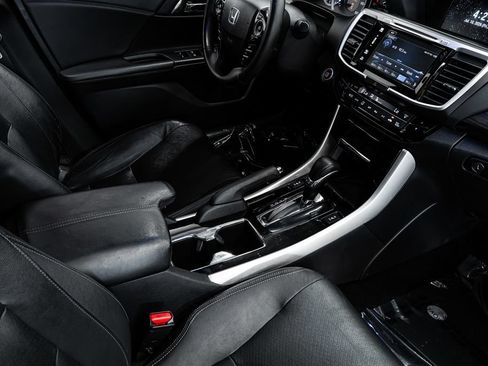 Used 2016 Honda Accord Touring image 30