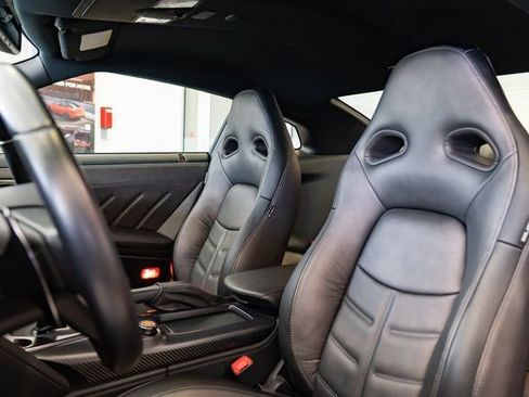 Used 2020 Nissan GT-R Premium w/ Premium Interior Package image 17