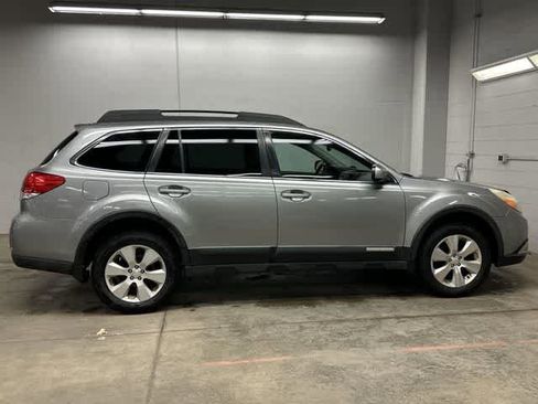 Used 2010 Subaru Outback 2.5i Limited image 3