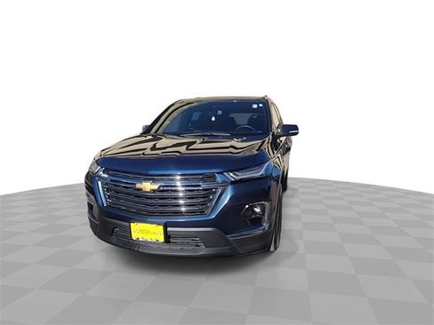 Used 2023 Chevrolet Traverse LT image 3