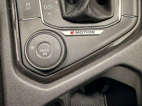 Used 2018 Volkswagen Tiguan SE AWD/4WD image 34